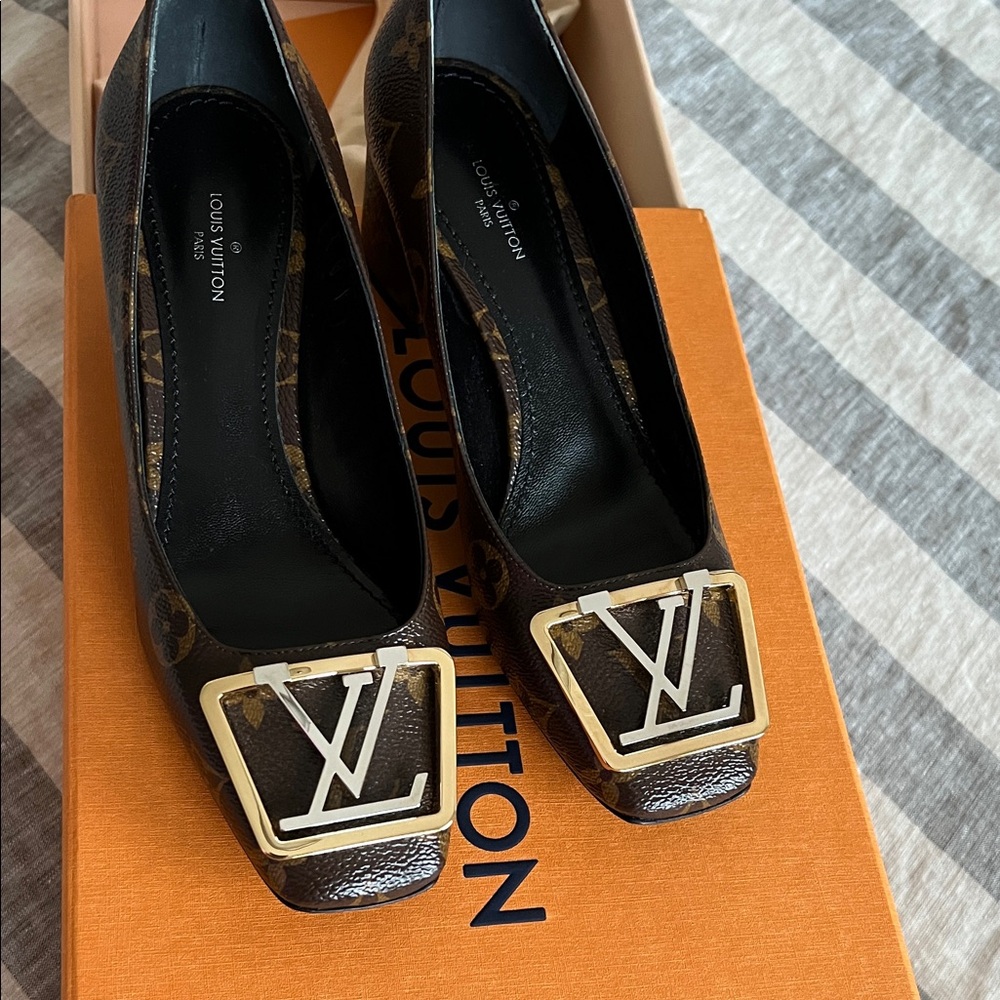 Louis Vuitton Monogram Logo Buckle Pumps in Brown and Gold
